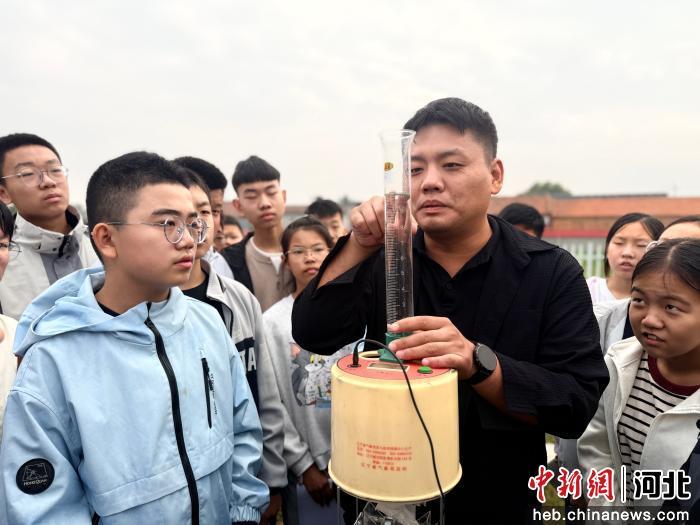 河北故城气象研学走进观测场 董子中学学生沉浸式体验气象科学独特魅力