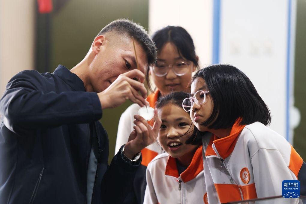 河北涿州举办文化六进系列研学惠民活动 非遗彩拓内画技艺进校园社区润人心