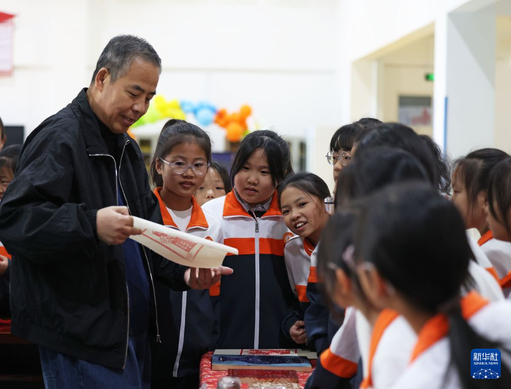 河北涿州举办文化六进系列研学惠民活动 非遗彩拓内画技艺进校园社区润人心